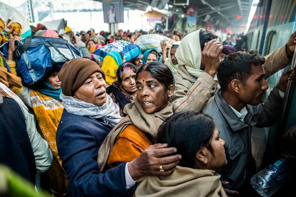 Lễ hội t&ocirc;n gi&aacute;o lớn nhất h&agrave;nh tinh Kumbh Mela, Ấn Độ 